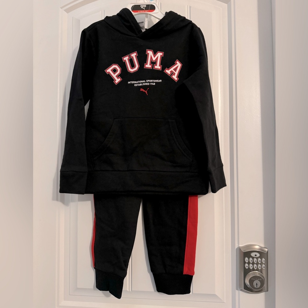 Great Puma boys size 5 black logo sweatsuit hoodie sweatpants